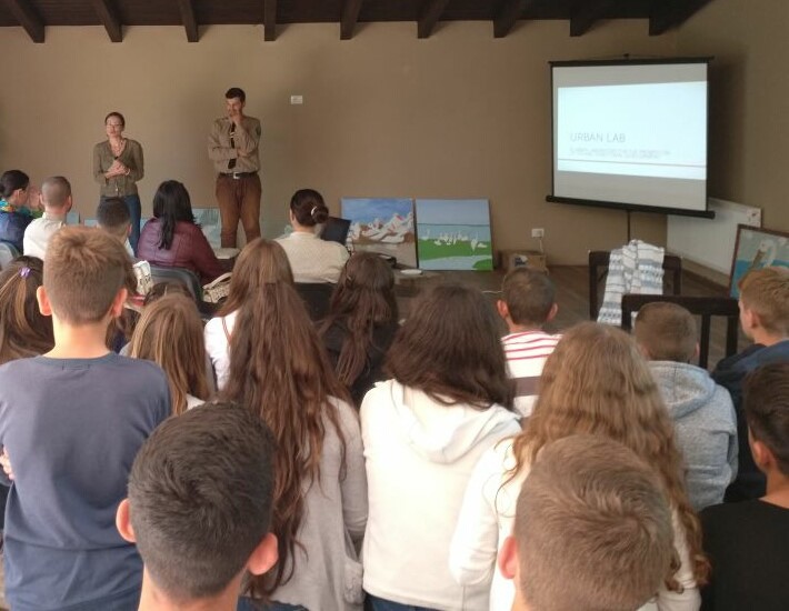 incontro con 50 giovani del territorio di Divjake, frequentanti le scuole medie, in occasione del World Tourism Day, tenutosi lo scorso 27 settembre. L'incontro ha permesso di avvicinare la popolazione più giovane alle tematiche del progetto